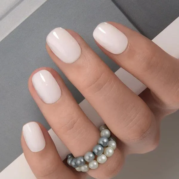 Uñas Blanco Lechoso Acabado Natural