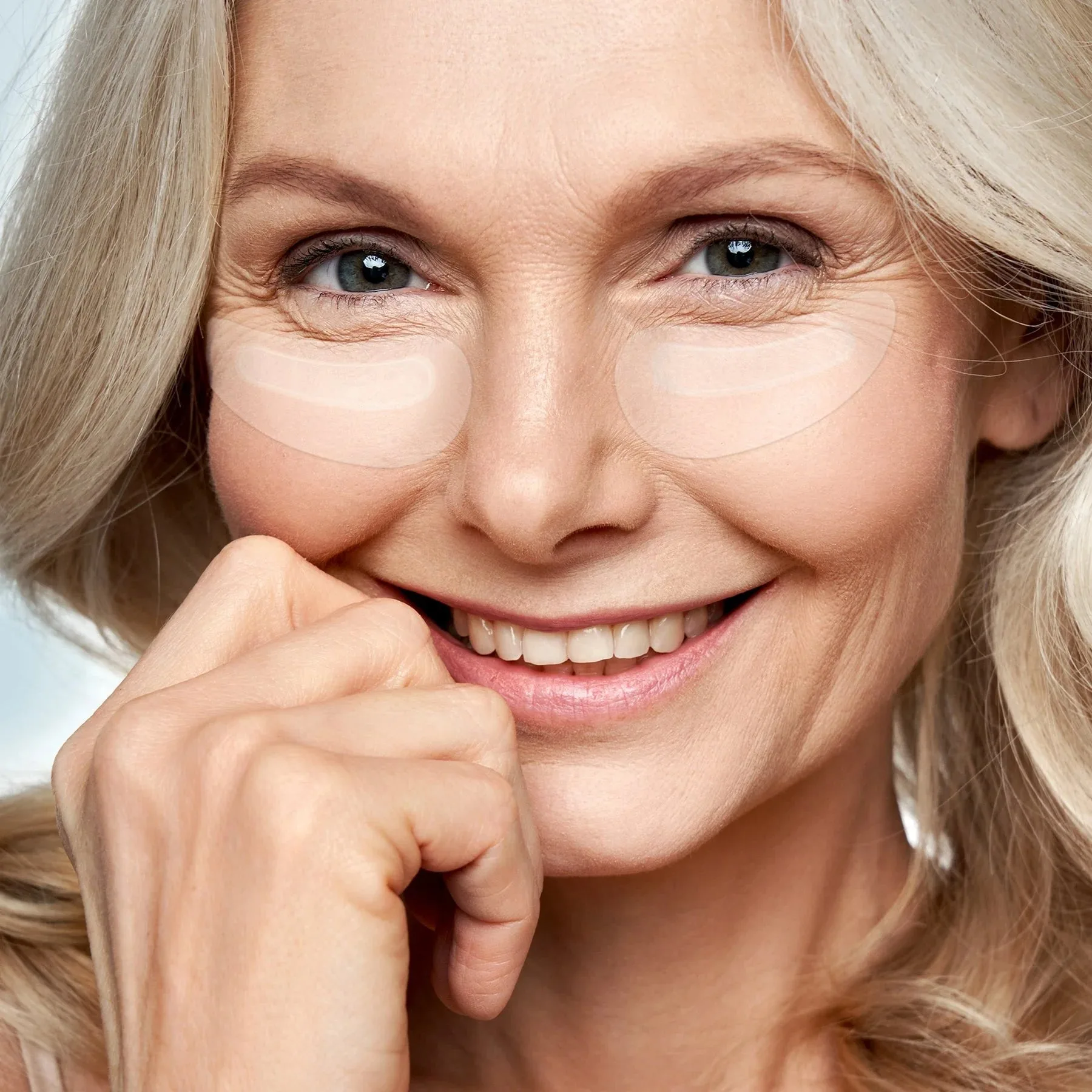 Parches de Microagujas 'MicroGlow' Infusionados con Retinol y Ácido Hialurónico para Rellenar Arrugas, Bolsas y Ojeras