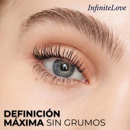 Primer plano de pestañas maquilladas con acabado definido